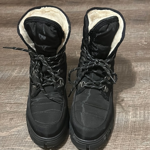 Winter boots - Picture 1 of 3